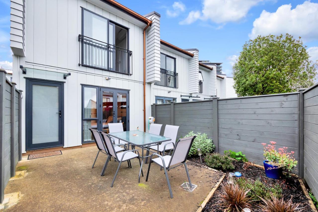 Greenwich Townhouse With Parking And Air-Con Auckland Exteriör bild