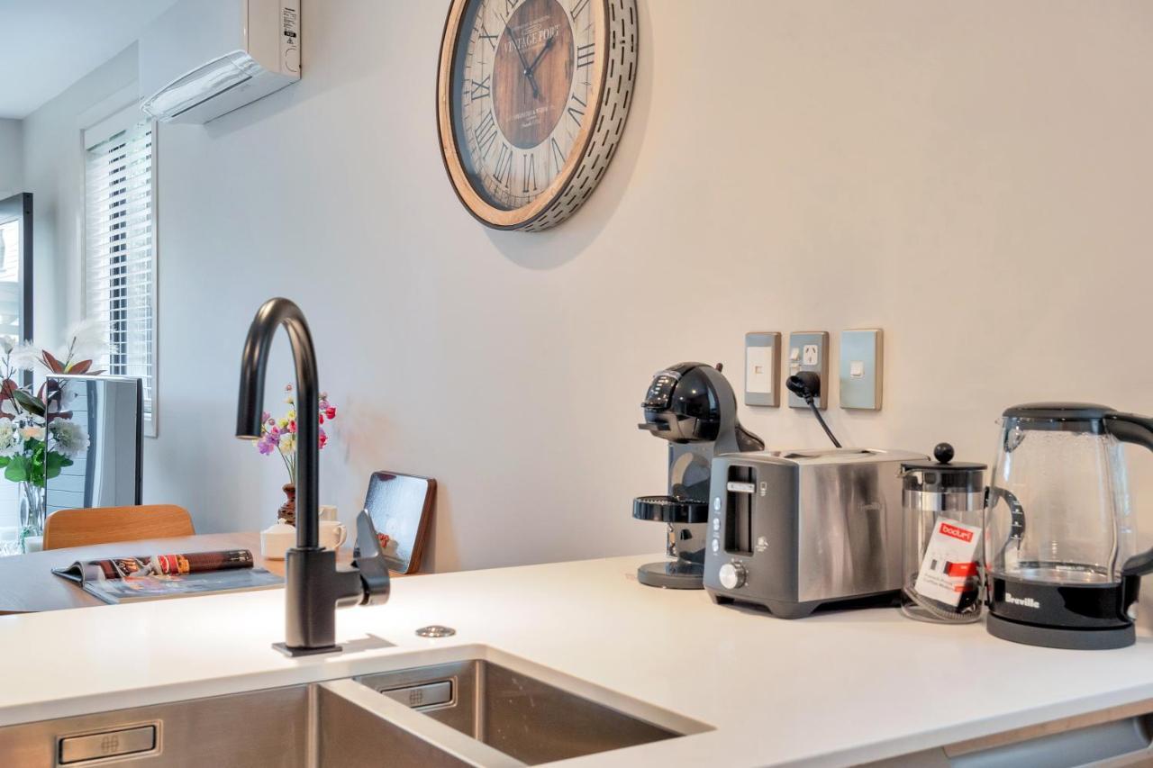 Greenwich Townhouse With Parking And Air-Con Auckland Exteriör bild