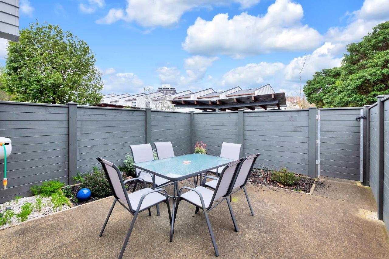 Greenwich Townhouse With Parking And Air-Con Auckland Exteriör bild