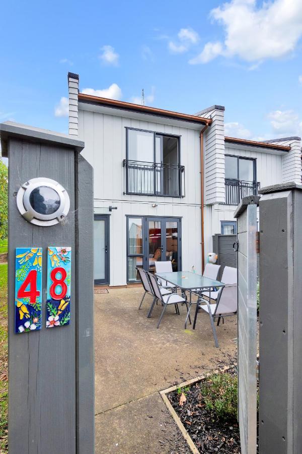 Greenwich Townhouse With Parking And Air-Con Auckland Exteriör bild