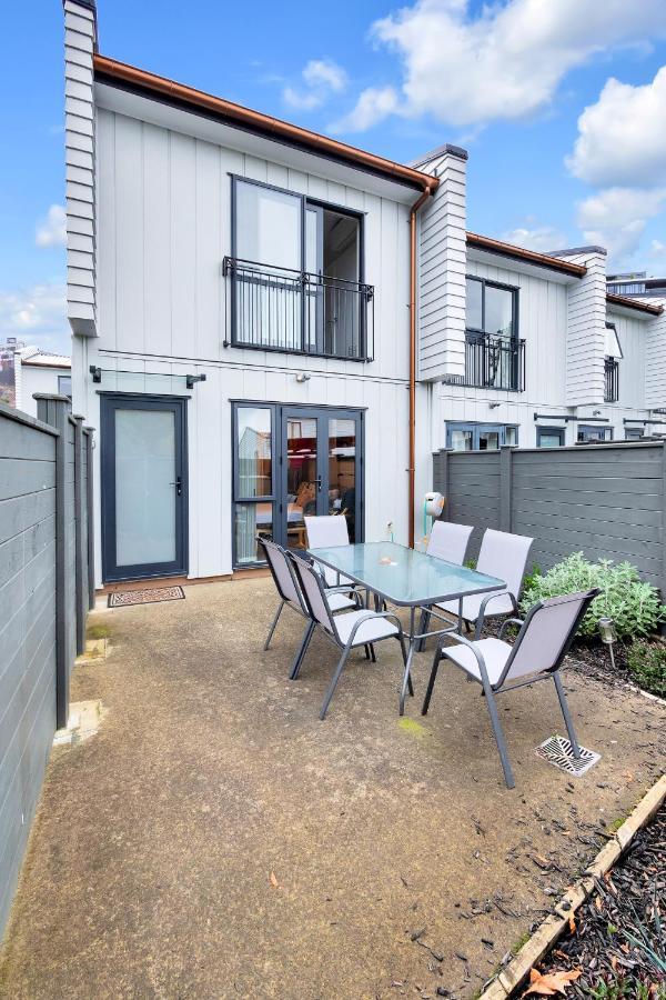 Greenwich Townhouse With Parking And Air-Con Auckland Exteriör bild
