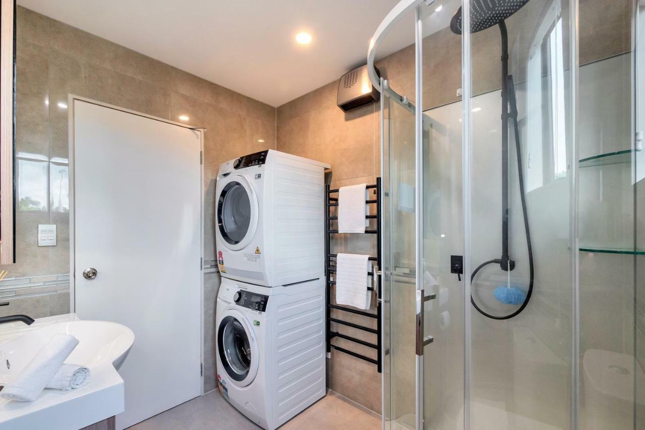 Greenwich Townhouse With Parking And Air-Con Auckland Exteriör bild
